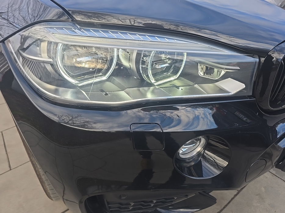 Zdjęcie oświetlenia przedniego i dolnego prawego