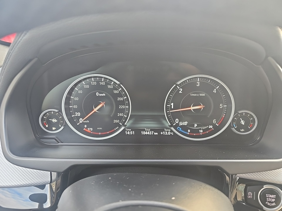 Zdjęcie zegarów i kontrolek po uruchomieniu silnika