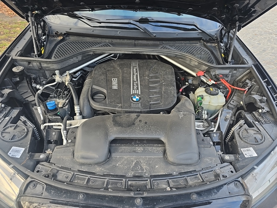 Zdjęcie wnętrza komory silnika