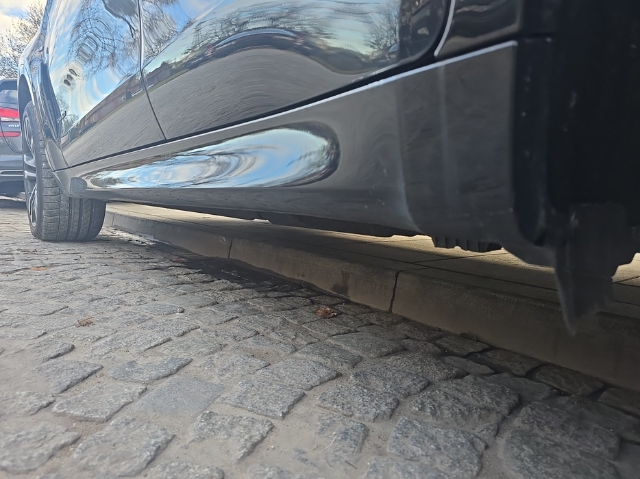 Zdjęcie progu tylnego lewego od dołu po przekątnej