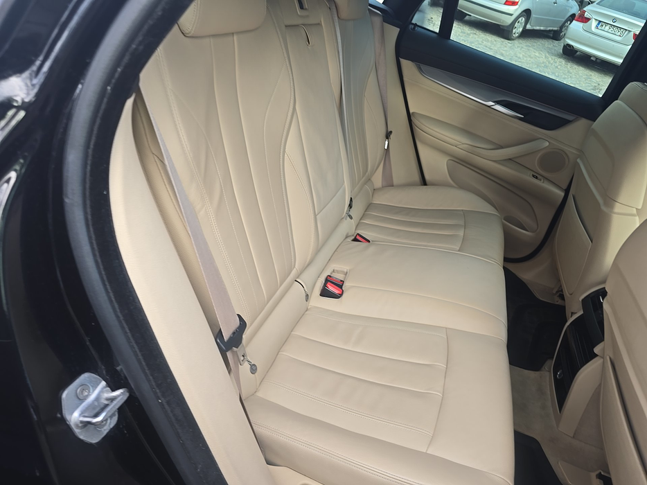 Zdjęcie kanapy tylnej z prawej strony