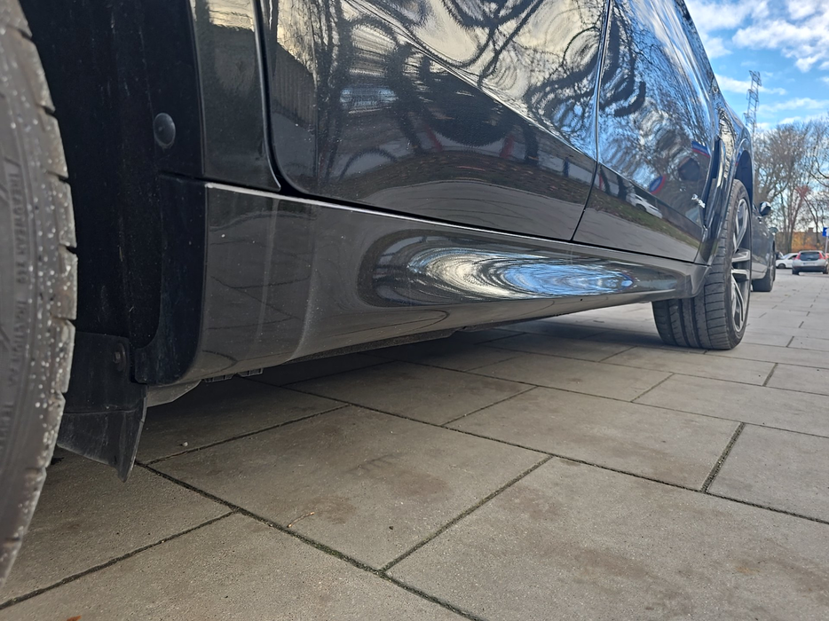 Zdjęcie progu tylnego prawego od dołu po przekątnej