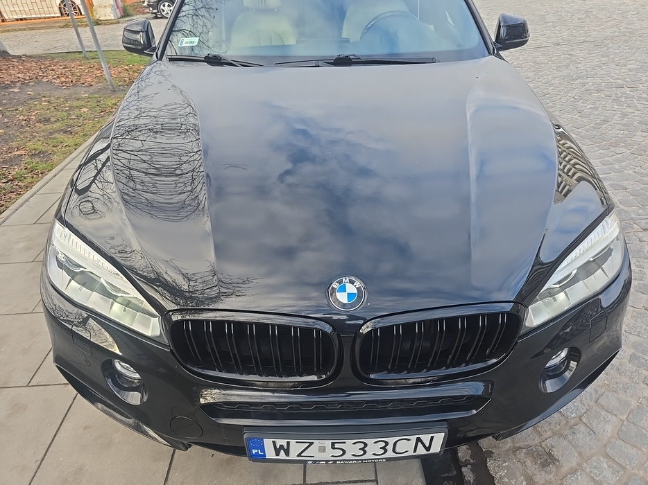 Zdjęcie pokrywy komory silnika