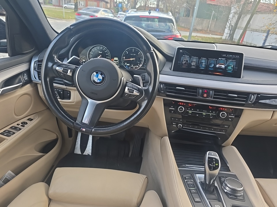 Zdjęcie kokpitu i kierownicy