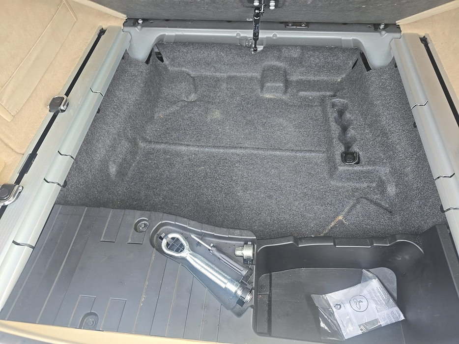 Zdjęcie przestrzeni pod wykładziną bagażnika