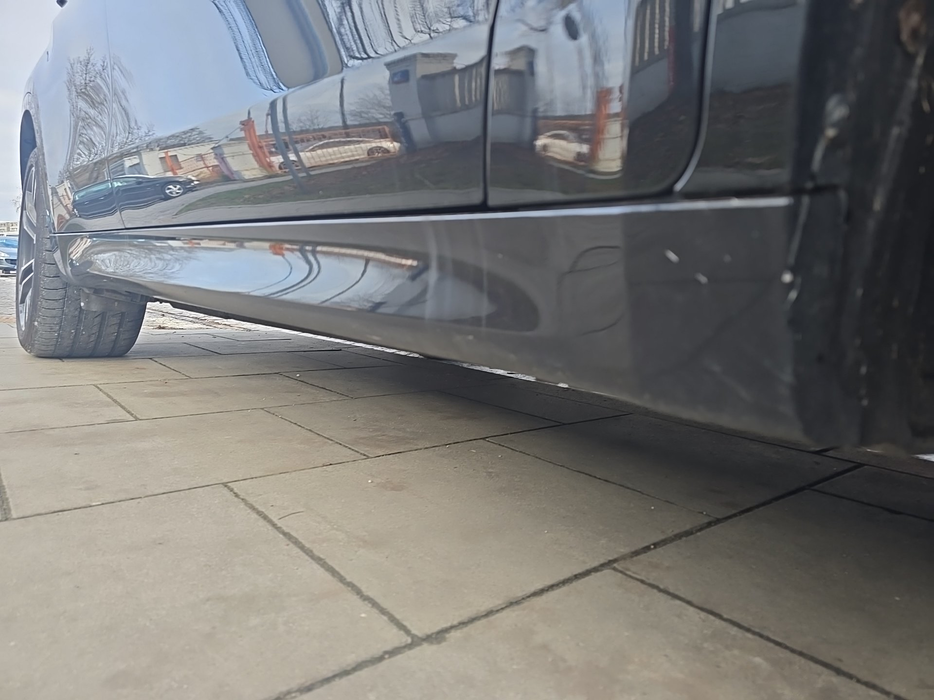 Zdjęcie progu przedniego prawego od dołu po przekątnej