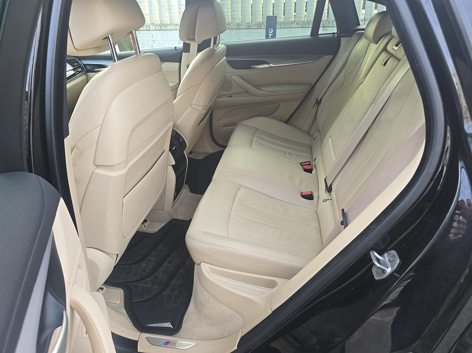 Zdjęcie wnętrza od kierowcy, tył