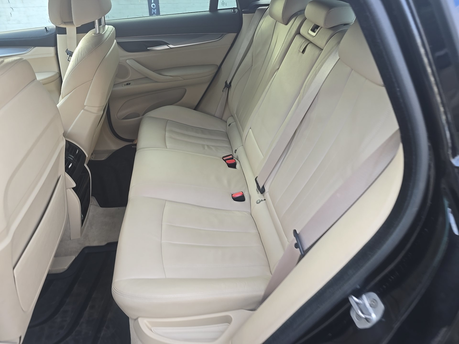 Zdjęcie kanapy tylnej z lewej strony