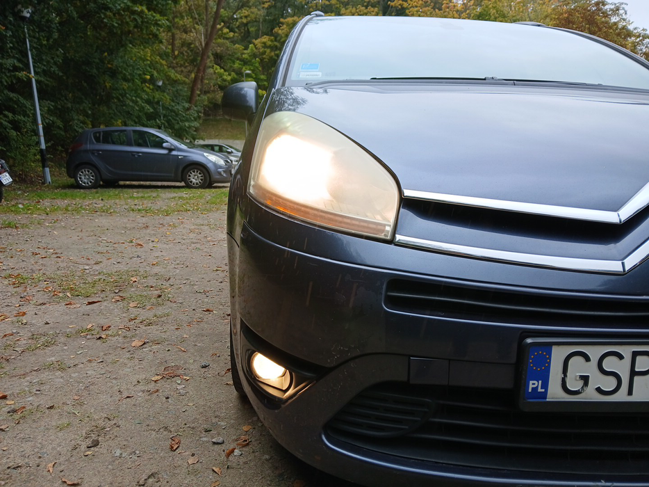 Zdjęcie oświetlenia przedniego i dolnego prawego