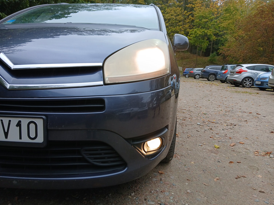 Zdjęcie oświetlenia przedniego i dolnego lewego