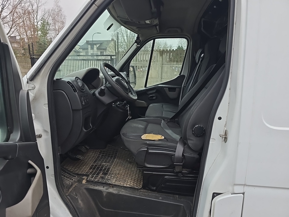 Zdjęcie wnętrza od kierowcy przód