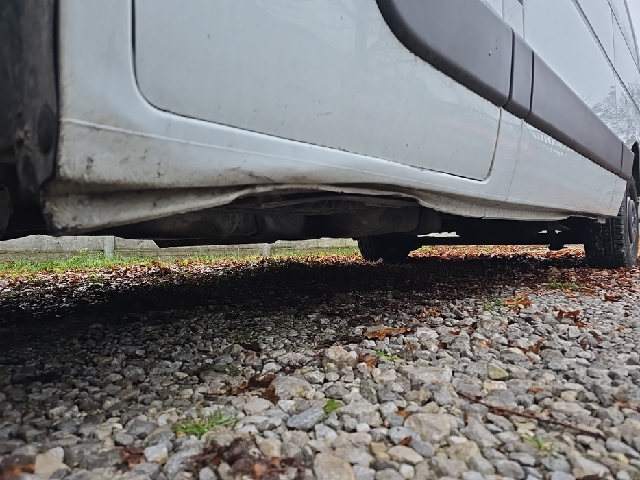 Zdjęcie progu przedniego lewego od dołu po przekątnej