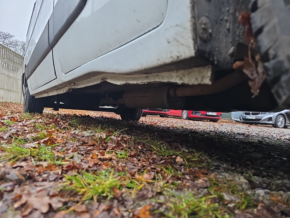 Zdjęcie progu przedniego prawego od dołu po przekątnej