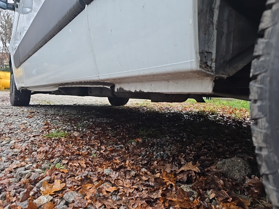 Zdjęcie progu tylnego lewego od dołu po przekątnej