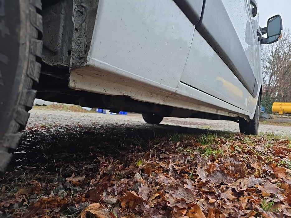 Zdjęcie progu tylnego prawego od dołu po przekątnej