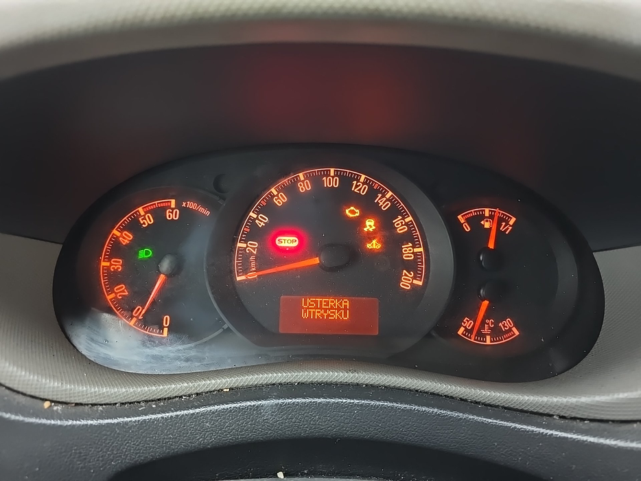 Zdjęcie zegarów i kontrolek po uruchomieniu silnika