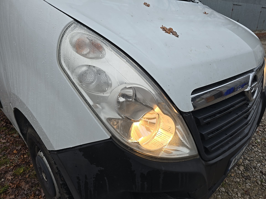 Zdjęcie oświetlenia przedniego górnego i dolnego prawego