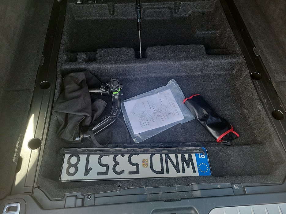 Zdjęcie przestrzeni pod wykładziną bagażnika