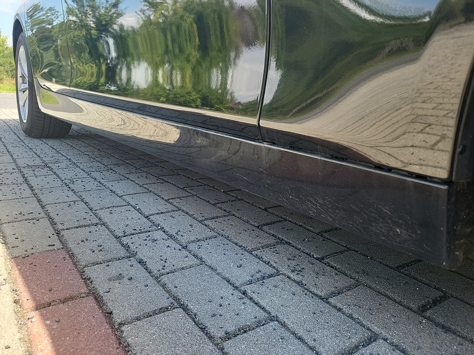 Zdjęcie progu przedniego prawego od dołu po przekątnej