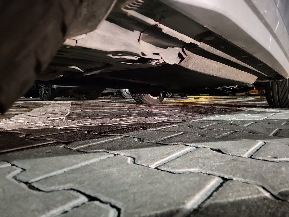 Zdjęcie progu tylnego prawego od dołu po przekątnej