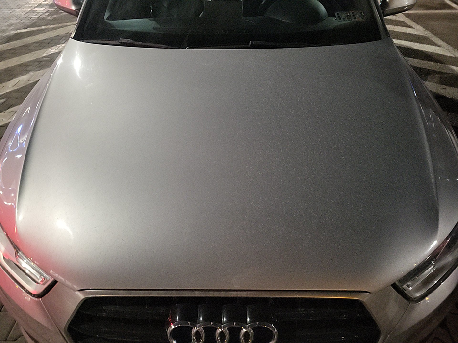 Zdjęcie pokrywy komory silnika