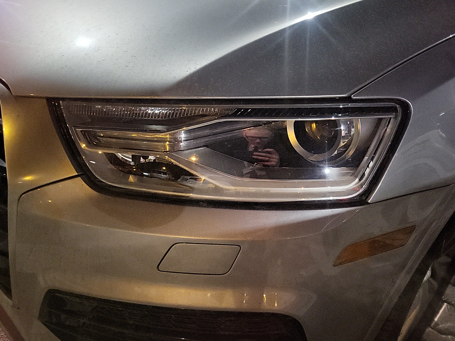 Zdjęcie oświetlenia przedniego i dolnego lewego