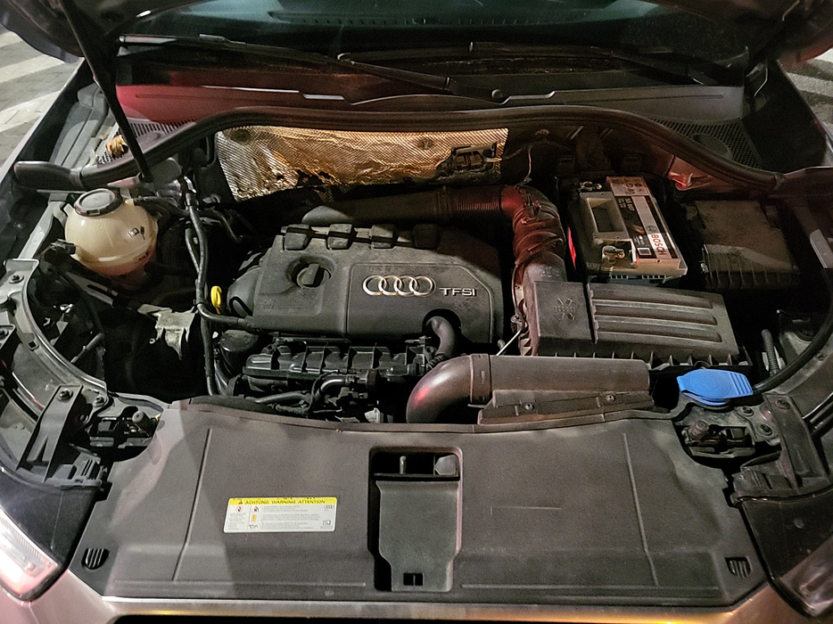 Zdjęcie wnętrza komory silnika