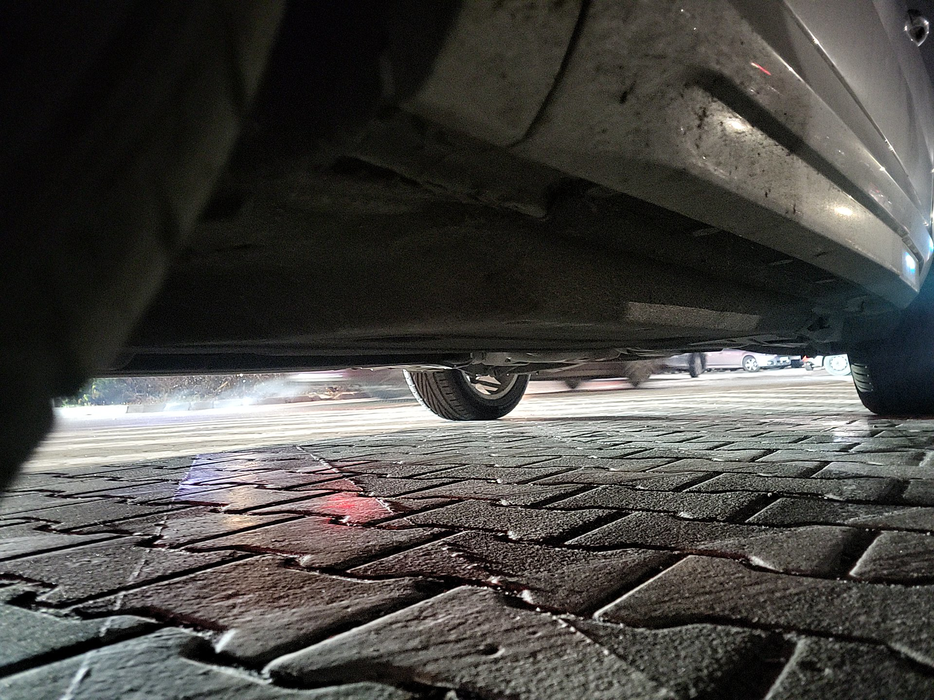 Zdjęcie progu przedniego lewego od dołu po przekątnej