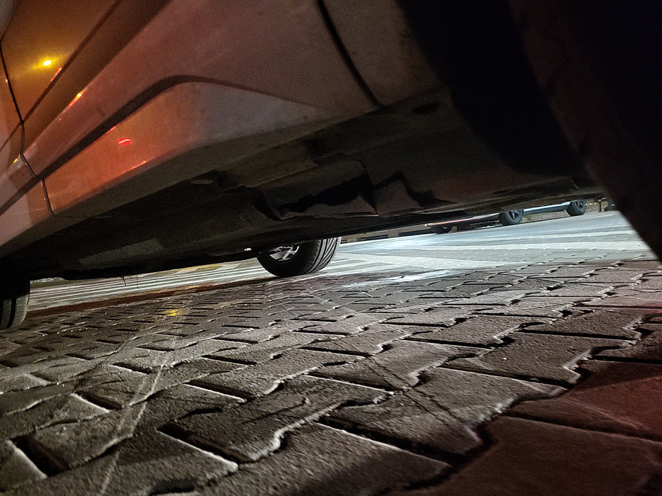 Zdjęcie progu tylnego lewego od dołu po przekątnej