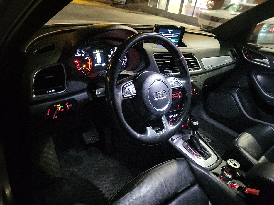 Zdjęcie kokpitu i kierownicy