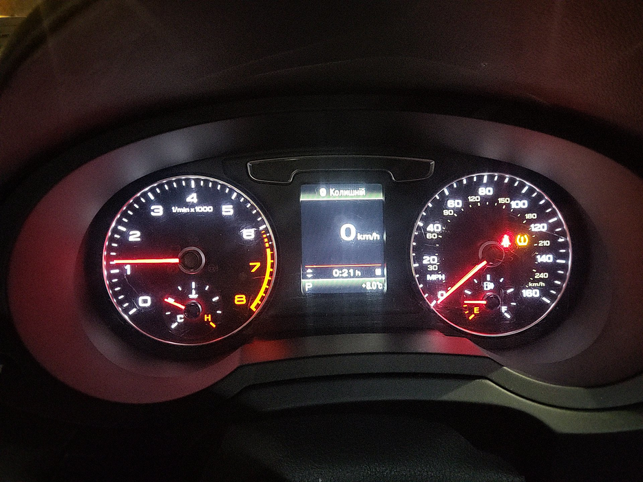 Zdjęcie zegarów i kontrolek po uruchomieniu silnika