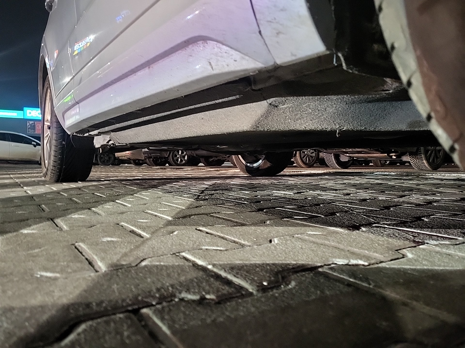 Zdjęcie progu przedniego prawego od dołu po przekątnej