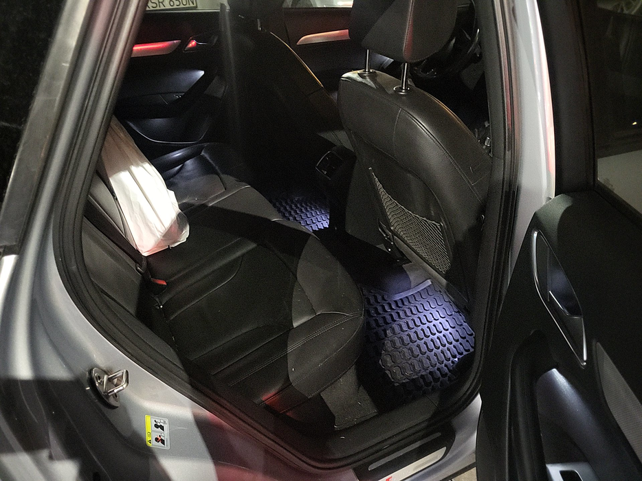 Zdjęcie wnętrza od pasażera, tył