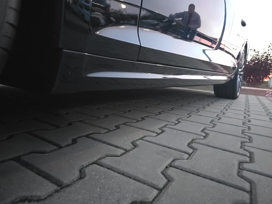 Zdjęcie progu przedniego lewego od dołu po przekątnej