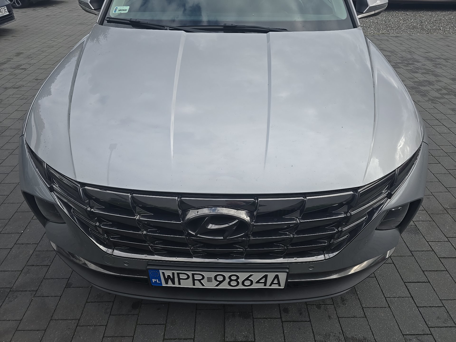 Zdjęcie pokrywy komory silnika