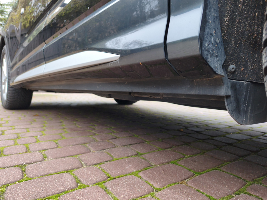 Zdjęcie progu tylnego lewego od dołu po przekątnej