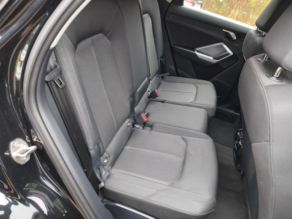 Zdjęcie kanapy tylnej z prawej strony