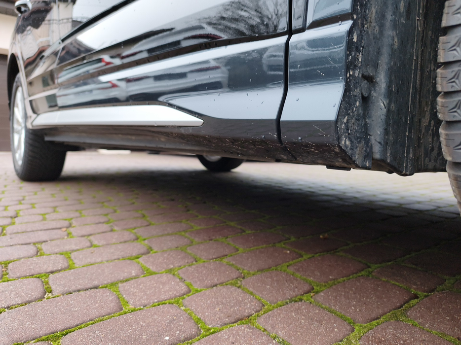 Zdjęcie progu przedniego prawego od dołu po przekątnej