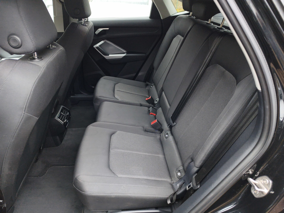 Zdjęcie kanapy tylnej z lewej strony