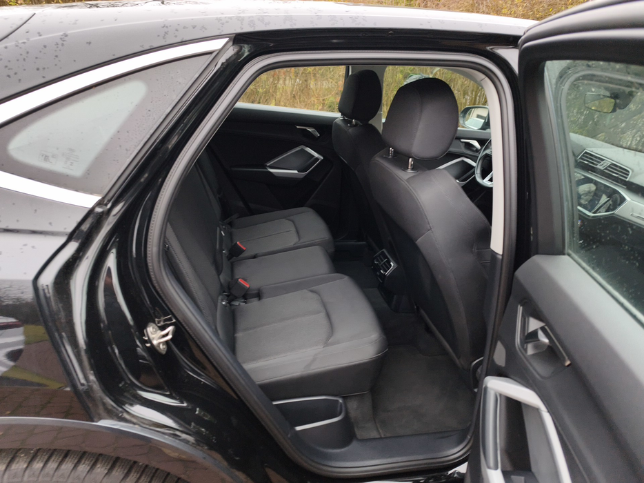 Zdjęcie wnętrza od pasażera, tył