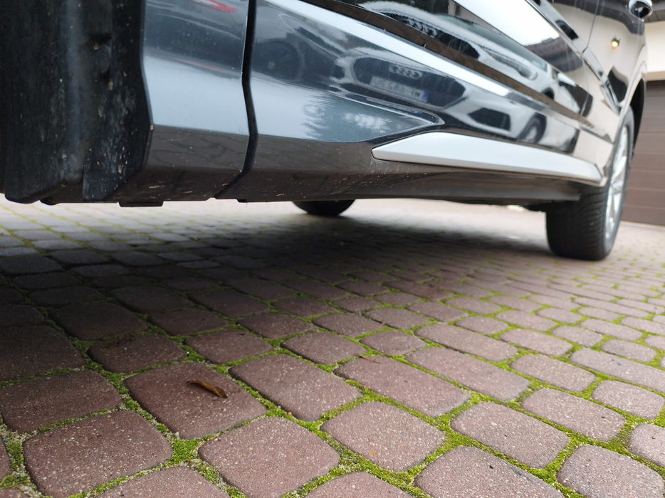 Zdjęcie progu przedniego lewego od dołu po przekątnej