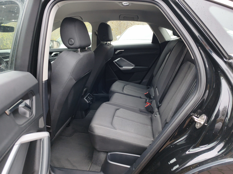 Zdjęcie wnętrza od kierowcy, tył