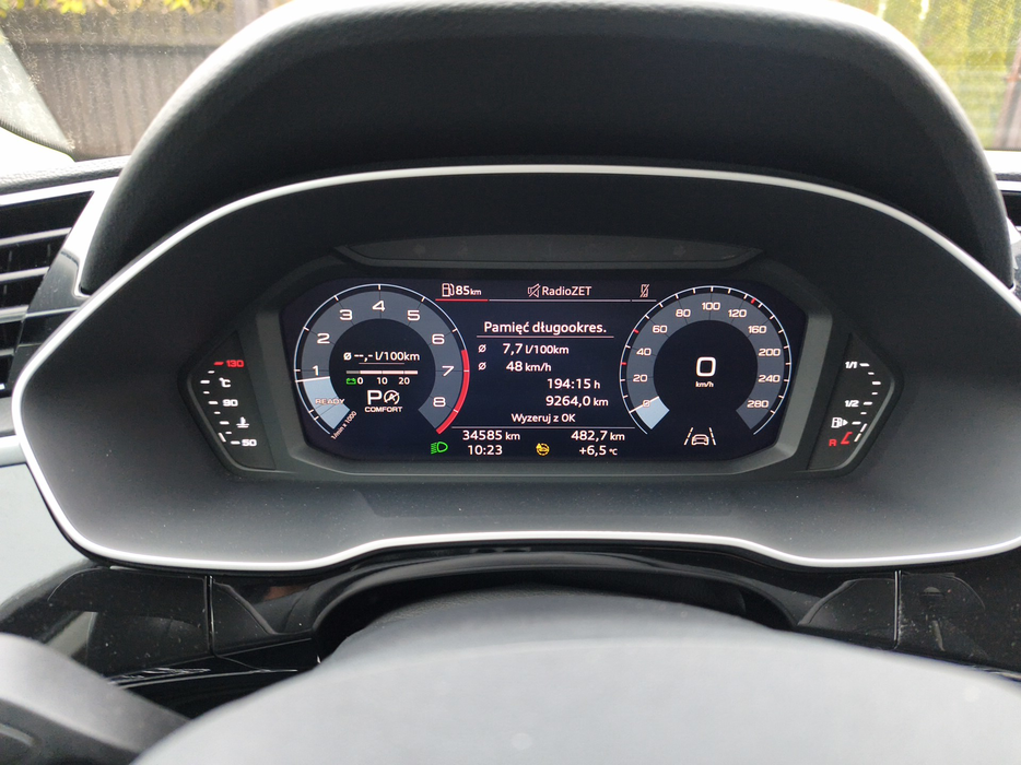 Zdjęcie zegarów i kontrolek po uruchomieniu silnika