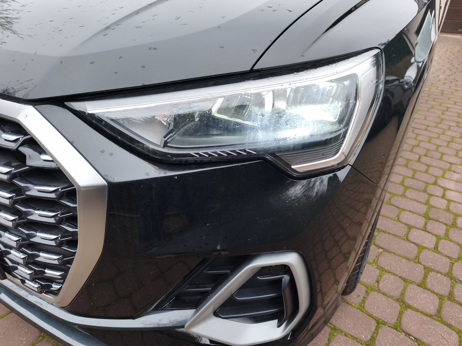 Zdjęcie oświetlenia przedniego i dolnego lewego