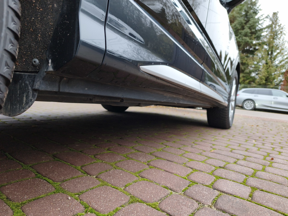 Zdjęcie progu tylnego prawego od dołu po przekątnej