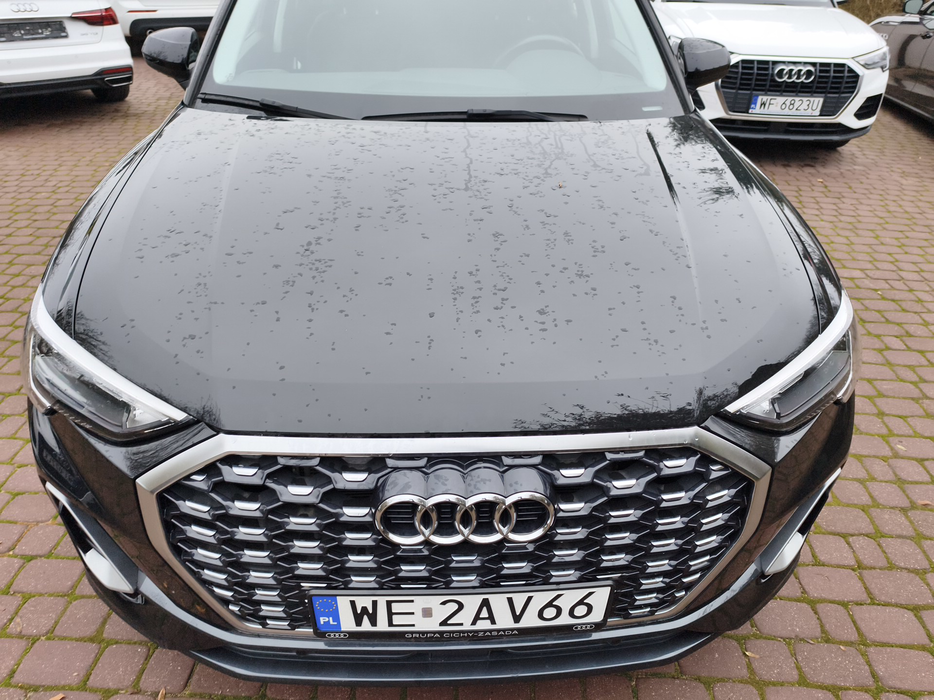 Zdjęcie pokrywy komory silnika