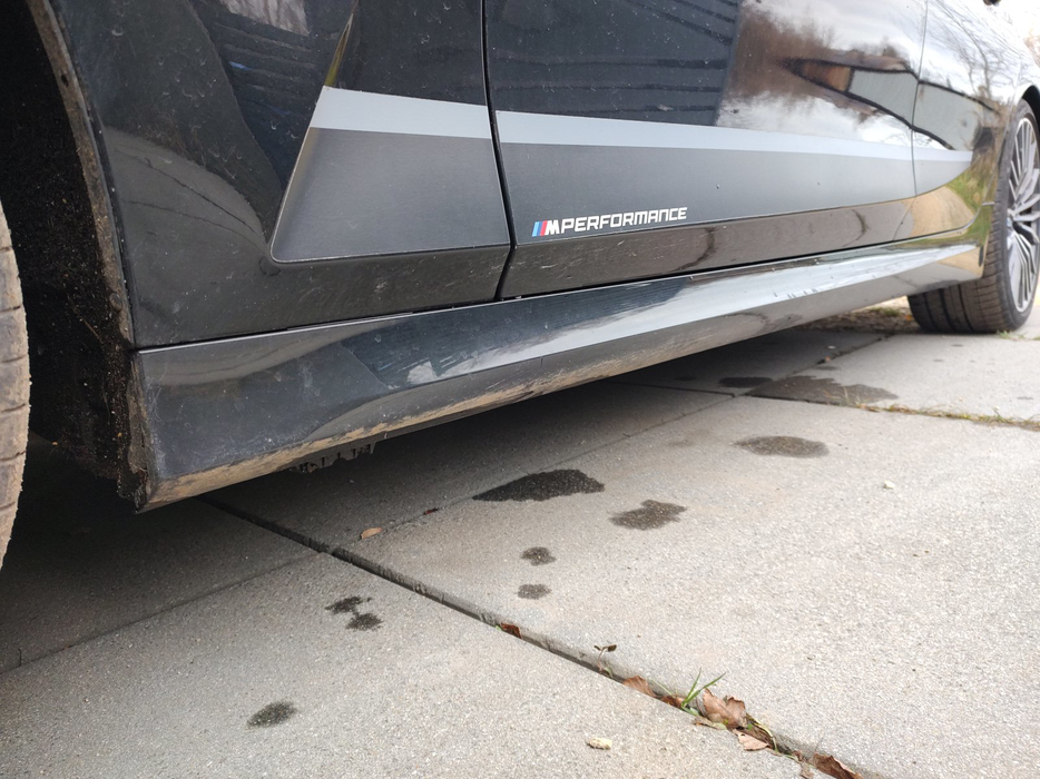 Zdjęcie progu przedniego lewego od dołu po przekątnej