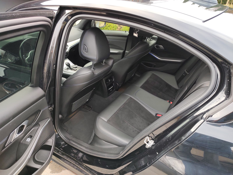 Zdjęcie wnętrza od kierowcy, tył