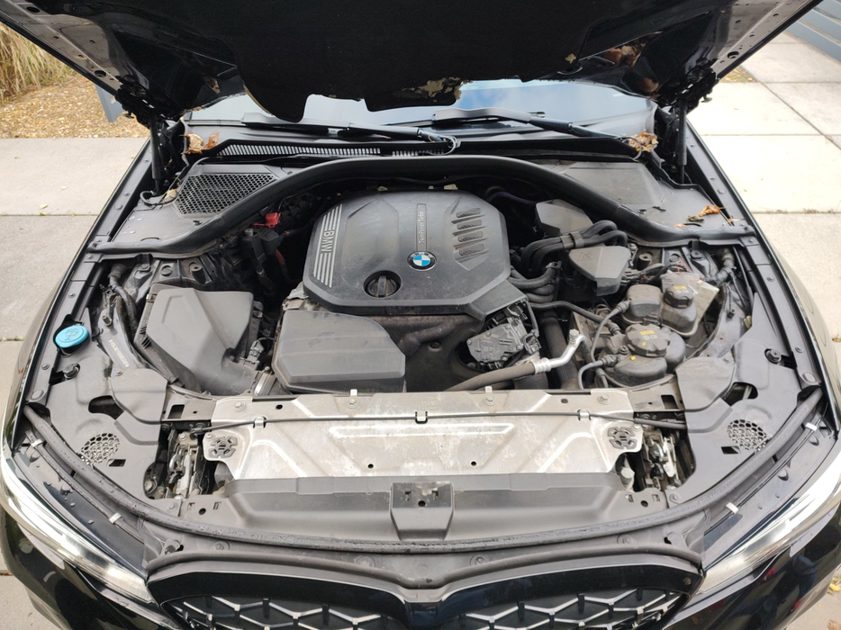 Zdjęcie wnętrza komory silnika