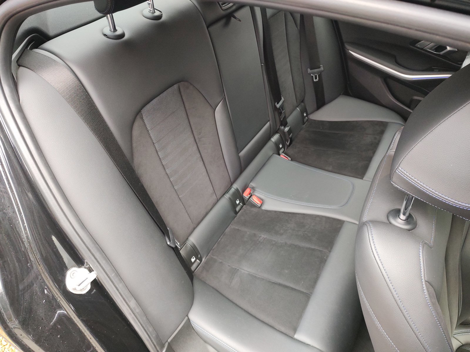 Zdjęcie kanapy tylnej z prawej strony